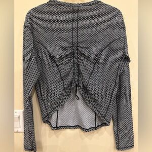 Black and white patterned lululemon long sleeve back detail shirt